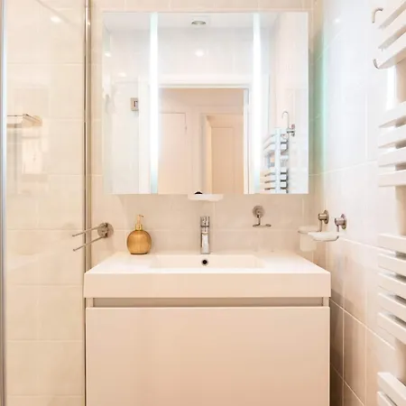 Centrally Located Close To The Apartamento *